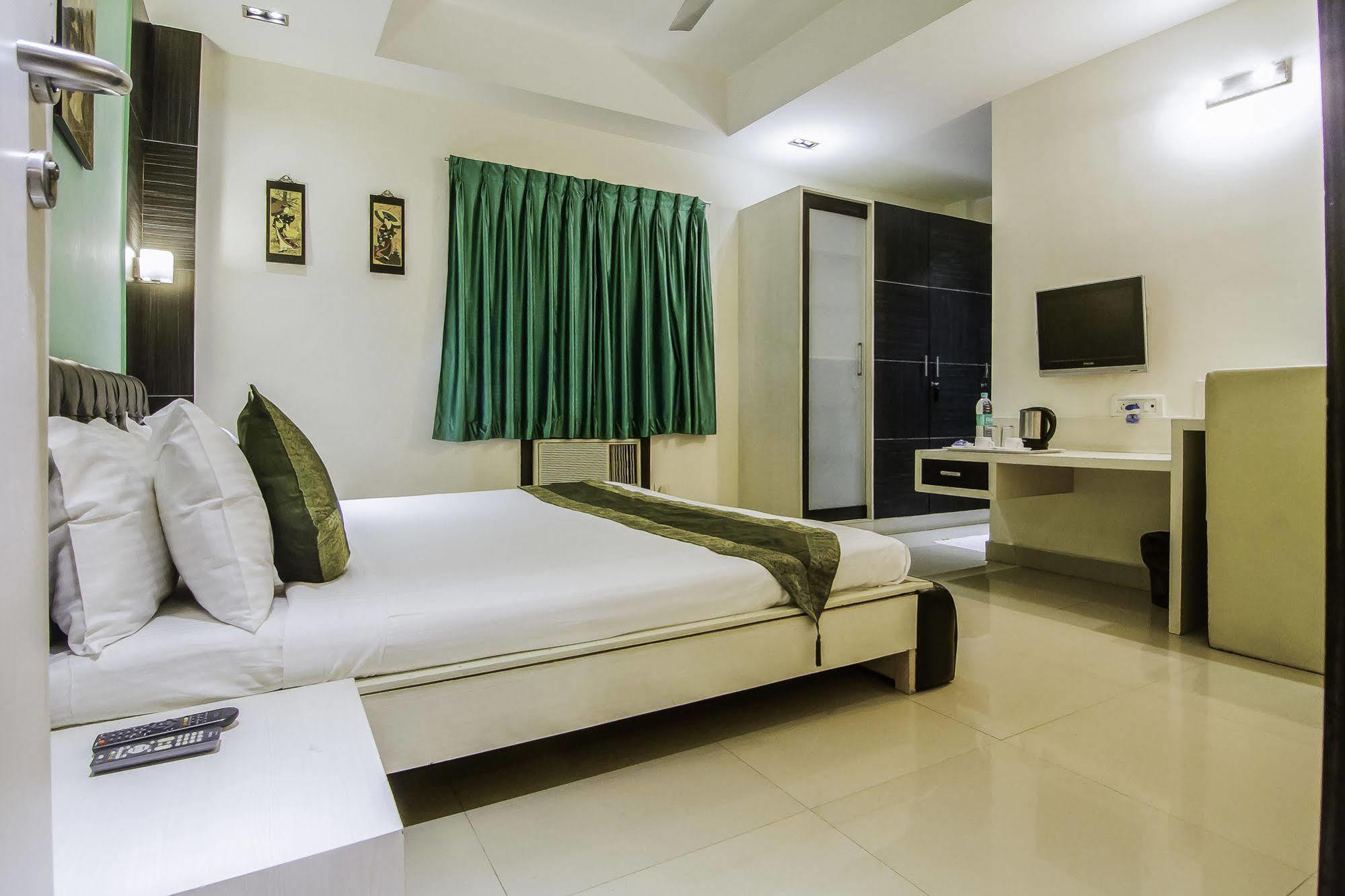 Treebo Trip Hive Hotel Chennai Exterior photo