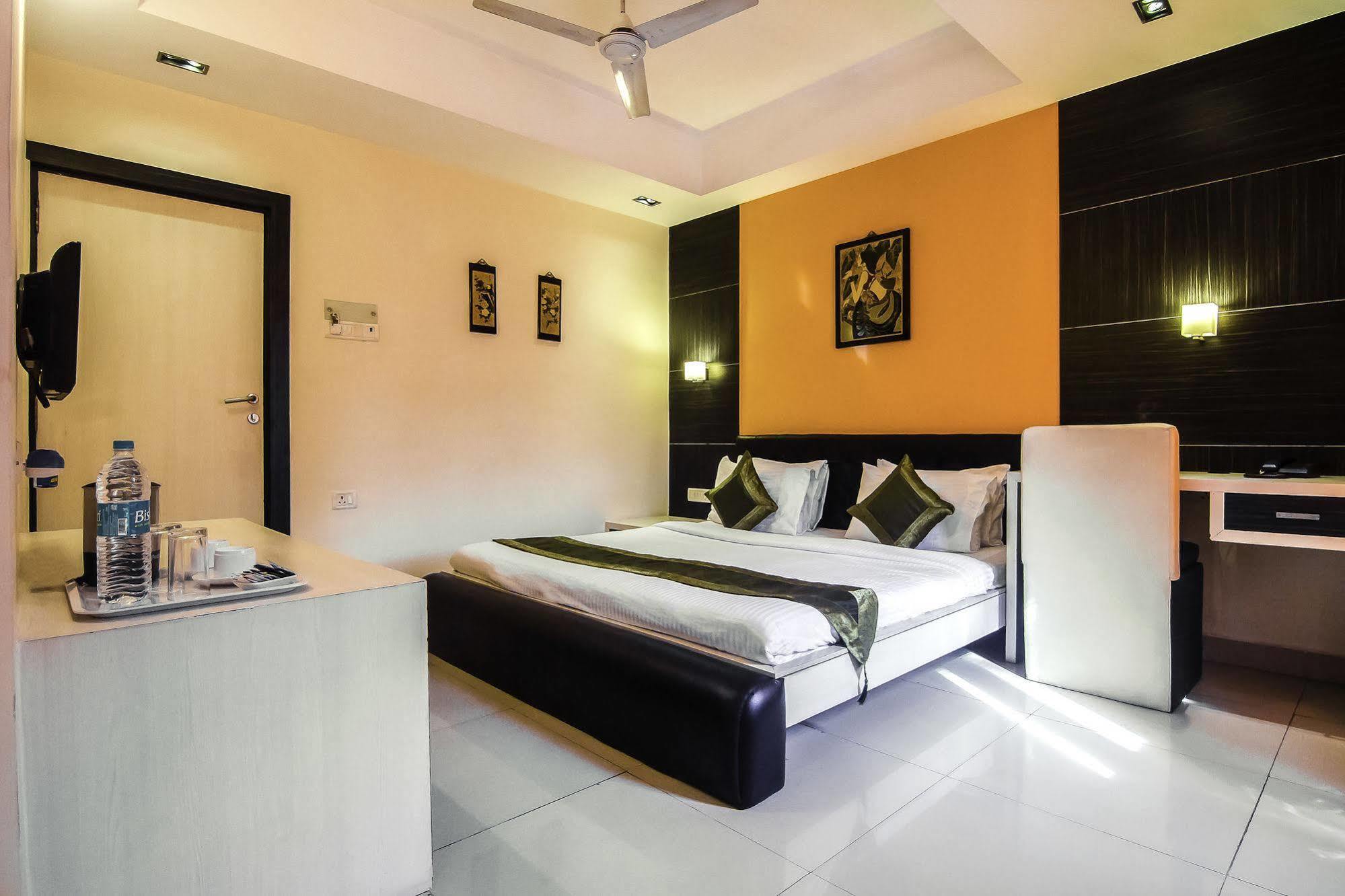 Treebo Trip Hive Hotel Chennai Exterior photo