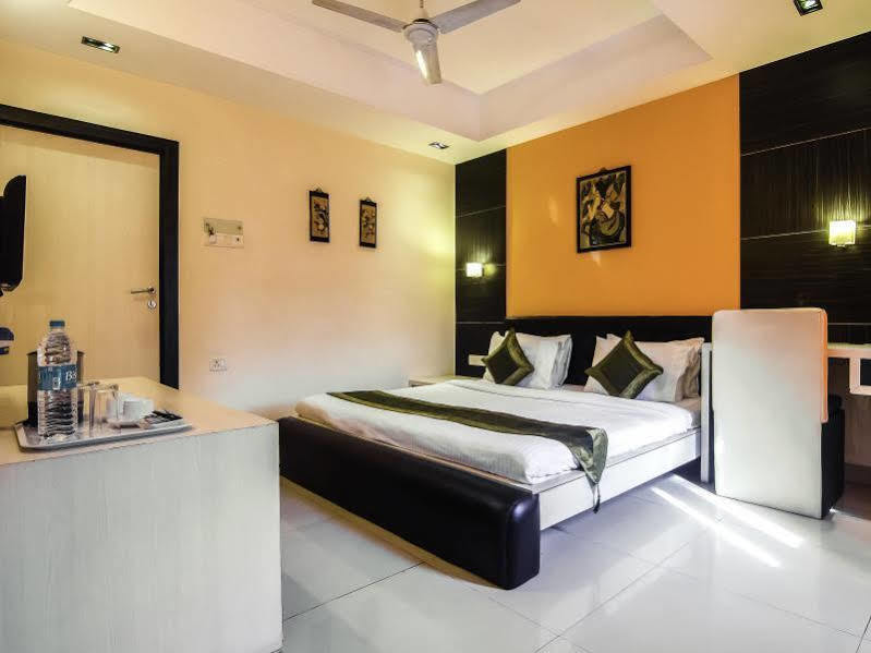 Treebo Trip Hive Hotel Chennai Exterior photo